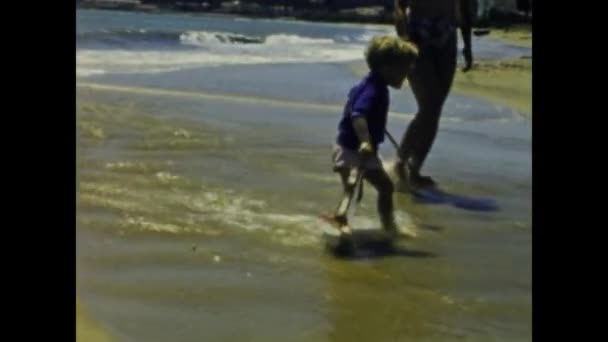 Grimaud Francia Junio 1958 Los Niños Juegan Las Vacaciones Playa — Vídeos de Stock