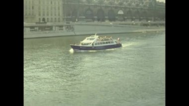 PARIS, FRANSA Temmuz 1976: 70 'lerde Paris' te Seine nehrinde tekne yelken açtı.