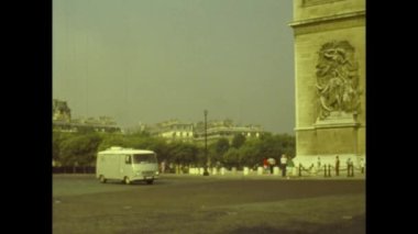 PARIS, FRANCE Temmuz 1976: 70 'lerde Paris' te Zafer Takı. 70 'lerde Paris' te zafer yayı