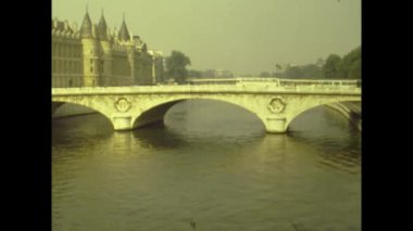 PARIS, FRANSA Temmuz 1976: Fransa 1976, 70 'lerde Paris sokak manzarası