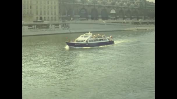 1976年7月 法国巴黎 70年代在巴黎塞纳河中的船帆 — 图库视频影像