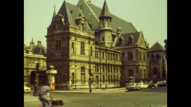 フランス1976年7月 フランス1976年7月 70年代のパリのストリートビュー — ストック動画