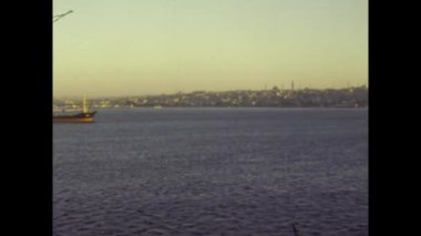 İSTANBUL, TURKEY HAZİRAN 1979: 70 'lerde İstanbul manzaralı liman