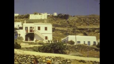 MIKONOS, GREECE 1978: 70 'lerde Mikonos sokak manzarası