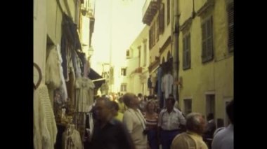 CORFU, GREECE Temmuz 1978: 70 'lerde sokaktaki insanlar