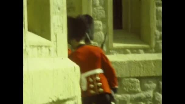 1977年 英国伦敦 70年代伦敦更换警卫 — 图库视频影像
