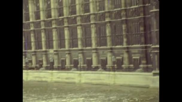 Лондон Великобритания 1977 Год Лондонский Большой Бен Здание Хемминстера — стоковое видео