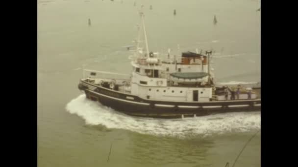 Venice イタリア June 1973 70年代にヴェネツィアを航海する船 — ストック動画