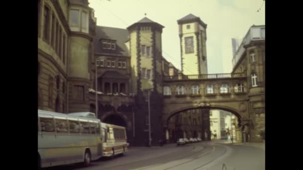 1975年5月 德国法兰克福 70年代法兰克福街道上的人群和交通情况 — 图库视频影像