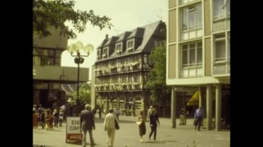 FRANKFURT, GERMANY MAYIS 1975: 70 'lerdeki Frankfurt sokak manzarası