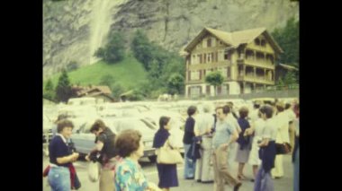 INTERLAKEN, SWitness ZERLAND Nisan 1975: 70 'lerdeki Interlaken dağ manzarası