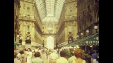 MILAN, İTALYA 1975: 70 'lerde Milano' daki Vittorio Emanuele Galerisi