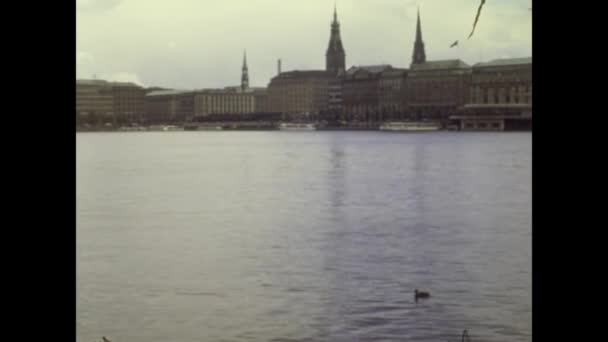 ドイツ ハンブルク1979年7月 70年代のハンブルク港の眺め — ストック動画