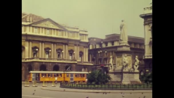 ミラノ イタリア1975年7月 ミラノのドゥオーモ広場またはドゥオーモ広場 70年代 — ストック動画