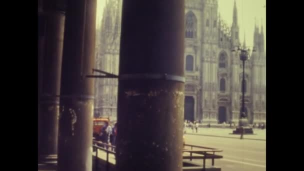 ミラノ イタリア1975年7月 ミラノのドゥオーモ広場またはドゥオーモ広場 70年代 — ストック動画