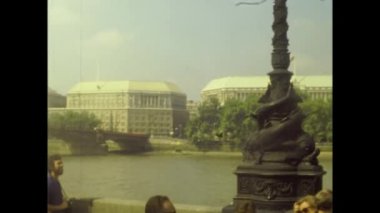 LONDRA, BİRLİK KINGDOM 1974 EYLÜL: 70 'lerde turistlerle dolu Westminster Sarayı