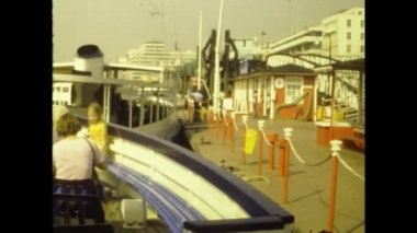 LONDON, BİRLİK KINGDOM 1979 EYLÜMÜ: 70 'lerdeki insanlarla Londra sokak manzarası