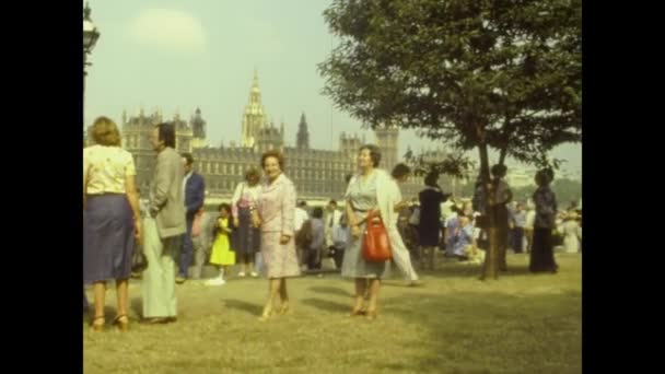 London United Kingdom September 1974 Istana Westminster Dengan Wisatawan — Stok Video