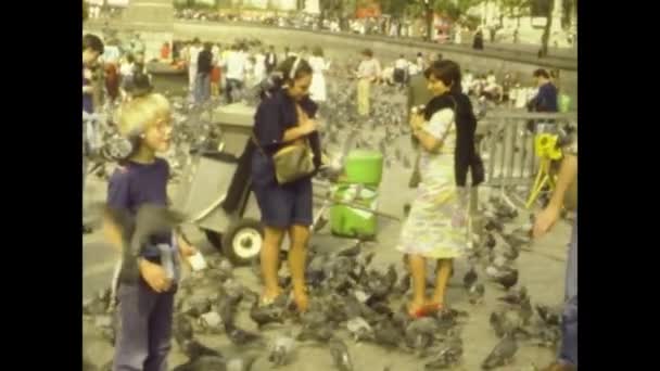 Londen Verenigd Koninkrijk September 1979 Londense Straat Met Mensen Duiven — Stockvideo