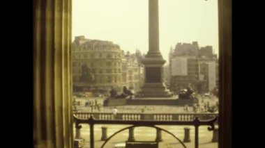 LONDON, BİRLİK KINGDOM 1979 EYLÜMÜ: 70 'lerdeki insanlarla Londra sokak manzarası