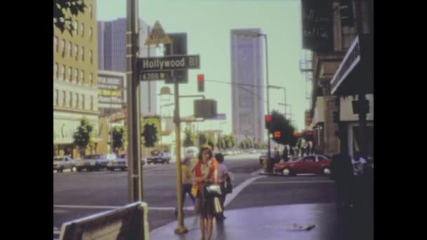 アメリカ ロサンゼルス1972年10月 70年代のハリウッド ブールバード ストリート ビュー — ストック動画
