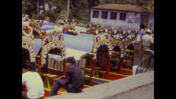 墨西哥城 墨西哥城 1974年10月 七十年代的Xochimilco五彩斑斓的船 — 图库视频影像