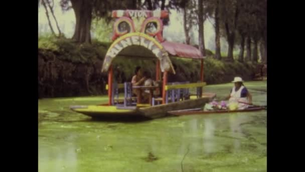 Ciudad México México Octubre 1974 Coloridos Barcos Xochimilco Los Años — Vídeos de Stock