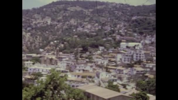 メキシコ タスコ アラルコン1974年5月 タクシー アラルン市空撮70S — ストック動画