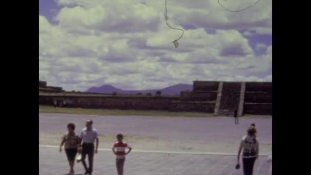 メキシコ テオティワカン1974年5月 テオティワカンのピラミッド 考古学センター — ストック動画