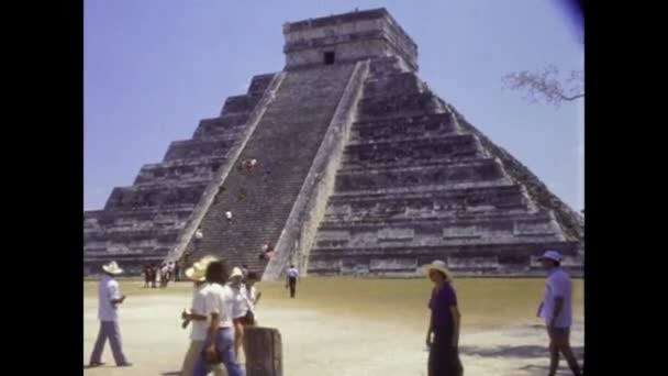 Chichen Itza Mexico October 1978 Chichen Itza Pyramid View Tourists — 图库视频影像