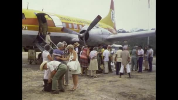 Tikal Guatemala Oktober 1978 Turister Anländer Med Gamla Plan Talet — Stockvideo