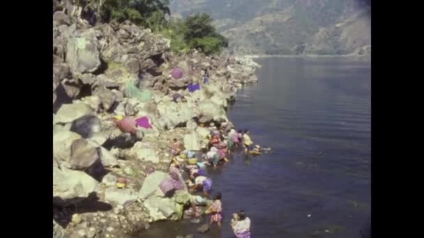 AMATITLAN, GUATEMALA říjen 1978: Guatemala lidé praní oblečení v řece v 70. letech