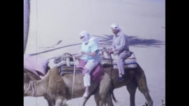 Casablanca Maroc Juin 1977 Touristes Dans Désert Marocain Dans Les — Video