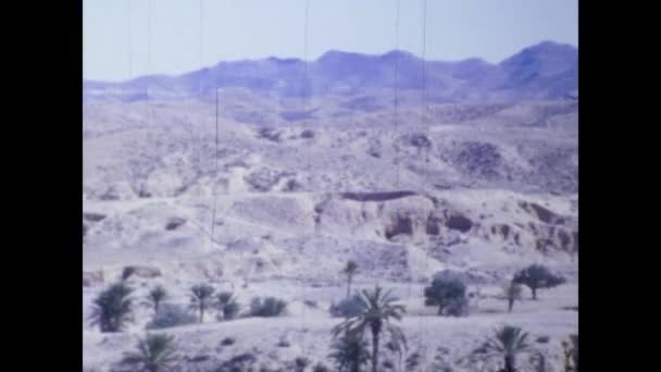 モロッコのカサブランカ1977年6月 モロッコ砂漠の70年代の観光客 — ストック動画