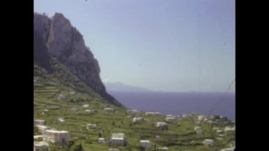 NAPLES, ITALY HAZİRAN 1964: Napoli 'nin 60' lı yıllardaki kıyı şeridi