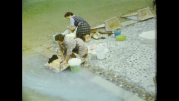 Peschiera Del Garda Italy June 1962 Women Wash Clothes River — ストック動画