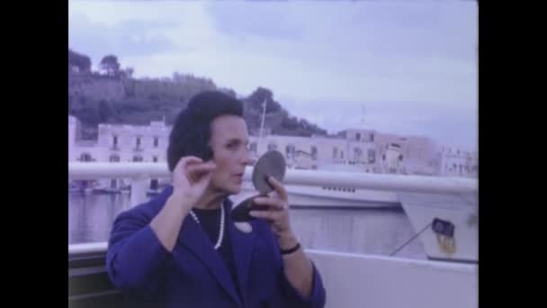 Ischia Італія Червень 1964 Жінка Одягає Грим Дзеркало Вулиці — стокове відео