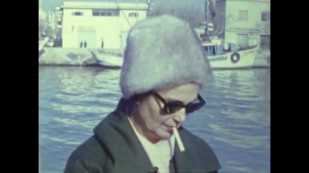 Ostia Italia Marzo 1964 Donna Accende Una Sigaretta Fuma Negli — Video Stock