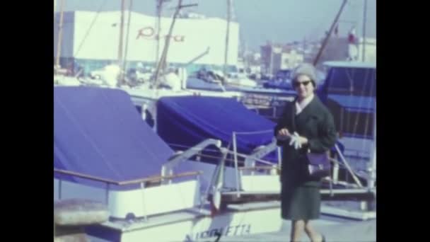 Ostia Itália Março 1964 Mulher Passeia Porto Década — Vídeo de Stock