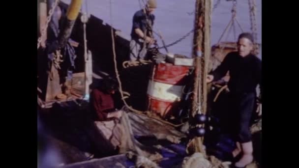 Rome Italy May 1964 Fishermen Port Boats Sell Fish 60S — Stock Video