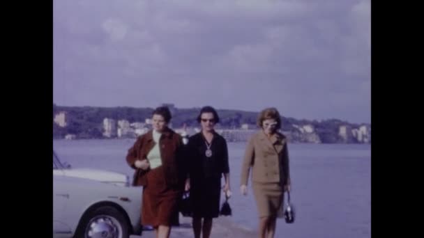 Róma Olaszország 1964 Május Női Csoport Együtt Sétálnak Években — Stock videók
