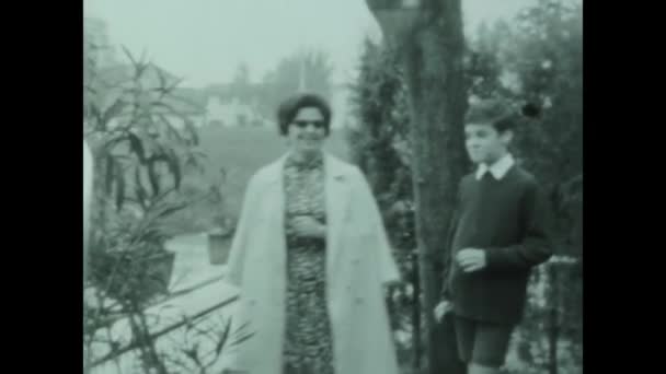 Este Italien April 1964 Gruppera Lyckliga Människor Familjens Minnen Talet — Stockvideo