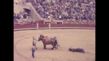 Madrid, İspanya 1966: Corrida gösterisi veya boğa güreşi, PLaza de Toros Madrid 1966. 60 'lar.