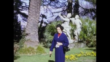 Roma, İtalya 1964: 60 'larda yaşlı bir adam ve kadın parkta geziniyor
