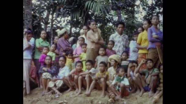 Бали Индонезия Май 1973 Бедные Люди Улице Бали — стоковое видео