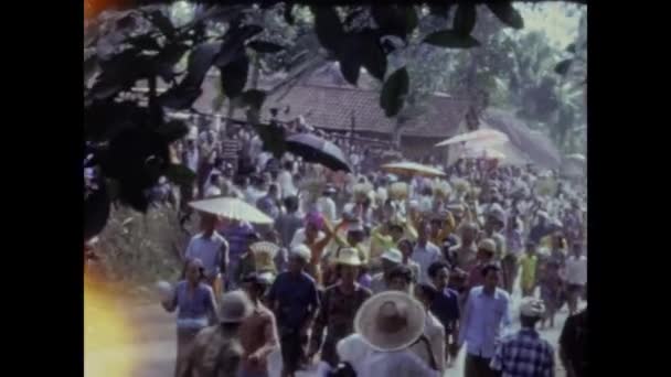 1973年5月 印度尼西亚巴厘 70年代穷人巴里街 — 图库视频影像