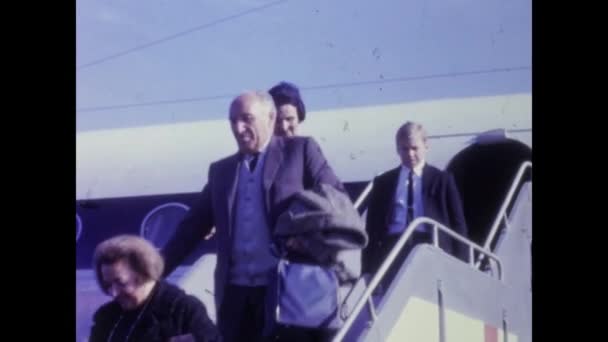 Αθήνα Ελλάδα Μάιος 1965 Άνθρωποι Κατεβαίνουν Από Αεροπλάνο — Αρχείο Βίντεο
