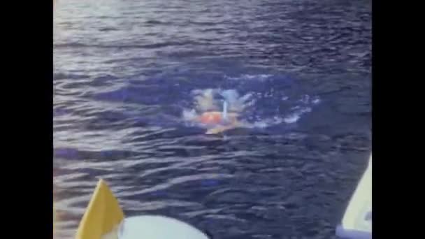 Ρώμη Ιταλία Μάιος 1964 Γυναίκα Κολυμπά Στη Θάλασσα Δεκαετία Του — Αρχείο Βίντεο