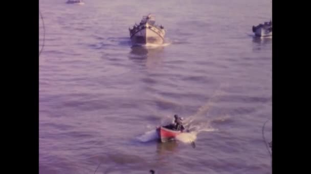 トルコのイスタンブール1966年5月 60年代に古い漁船が入港 — ストック動画
