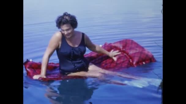 Леричи Италия Июнь 1967 Года Пожилая Женщина Морской Ванне Годах — стоковое видео